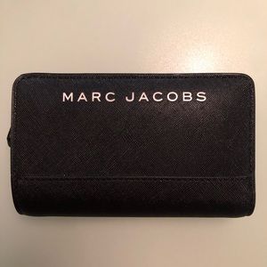 Marc Jacobs Branded Saffiano Compact Wallet